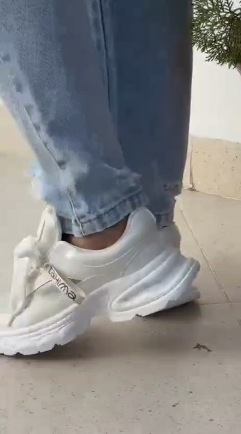 Zapatillas Tahima mujer con detalles en charol – suela ultraliviana y plantilla confort